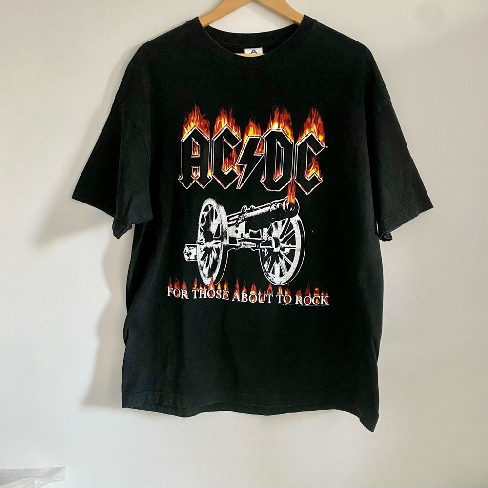 Retro AC/DC 2004! T-shirt Size XL
For Those About To Rock